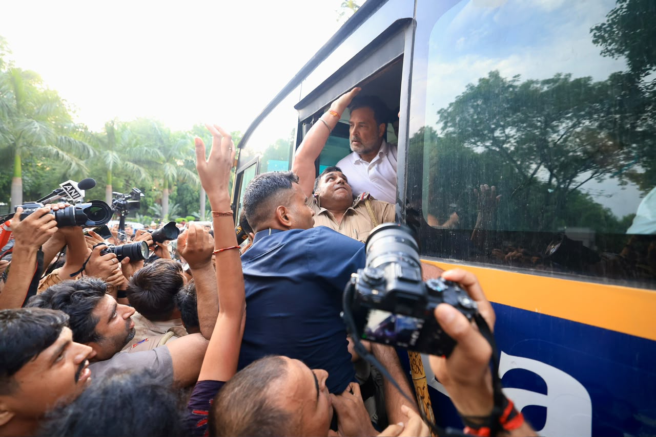 Bharatnewsupdates-Protesting Rahul Gandhi Detained by Delhi Police