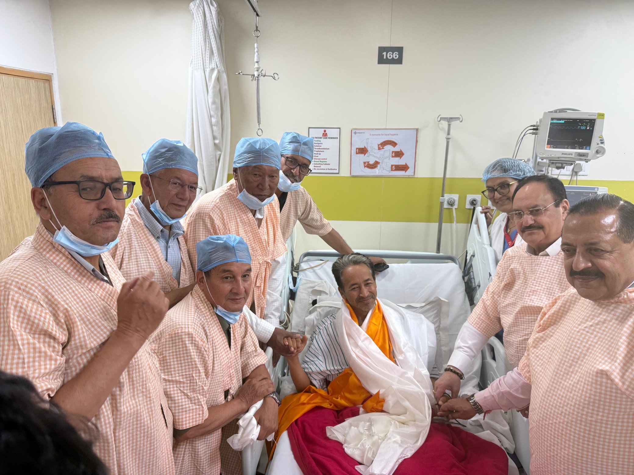 Bharatnewsupdates- Union Ministers JP Nadda and Jitendra Singh met Sonam Wangchuk at the Medanta hospital and helped him break his fast